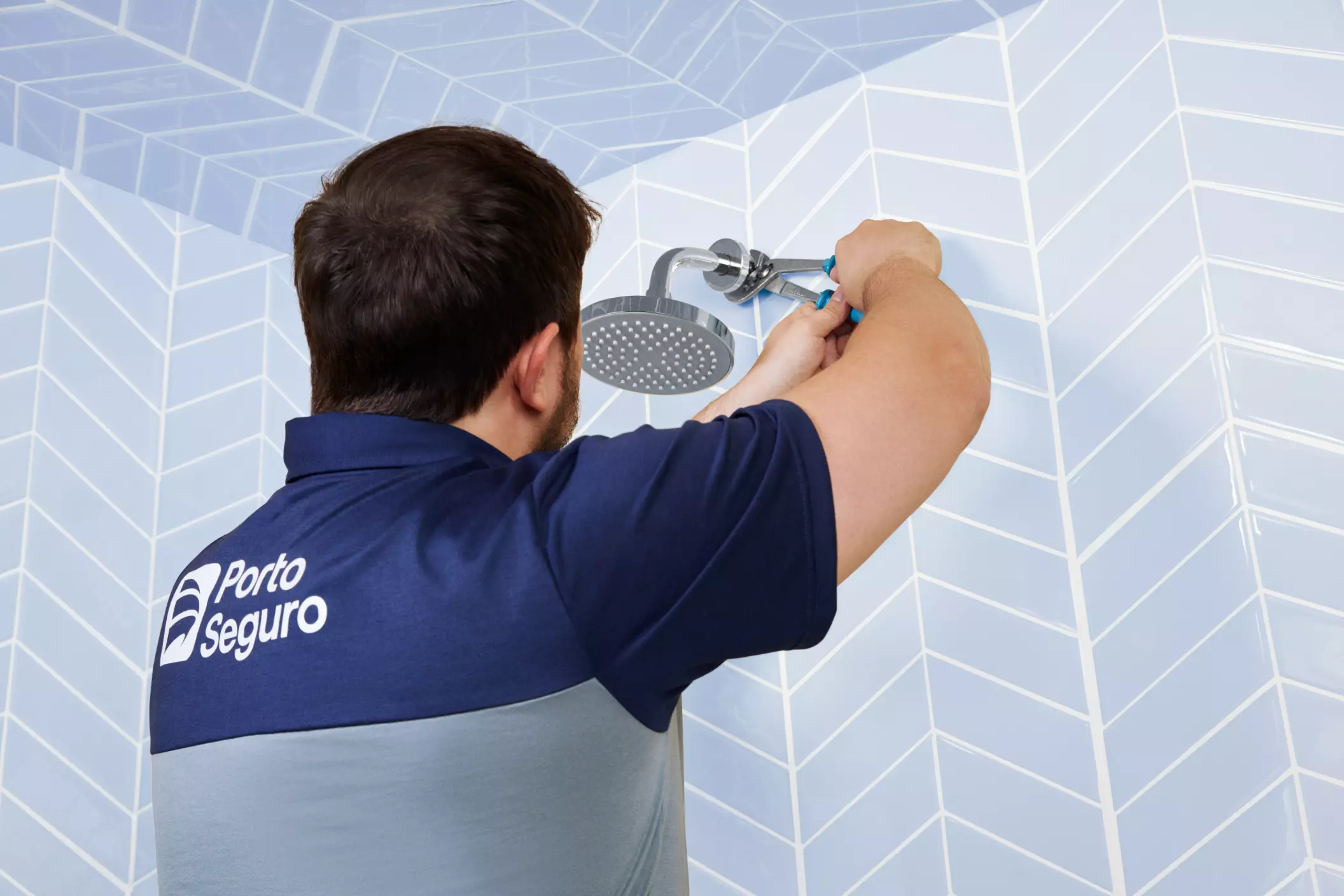Profissional da Porto realizando um serviço residencial